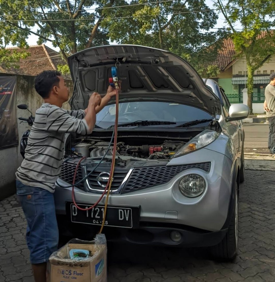 Mechanic working on car AC